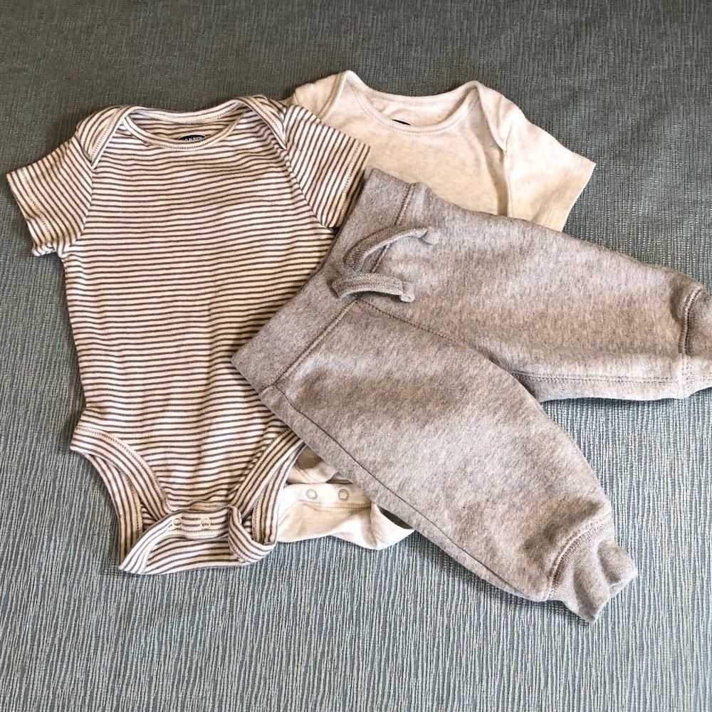 Bundle of 2 OLD NAVY onesies & 1 PRIMARY sweatpants - 3 - 6 mo - Gray